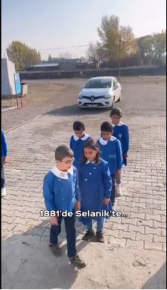 Bir köy okulu öğrencilerinden duygulandıran Mustafa Kemal Şiiri izleyenleri duygulandırdı.
